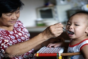 我叫爸媽不要再「這樣餵」孩子吃飯了！孩子一直長不大的原因竟然是...