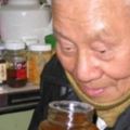 別傻傻買假蜂蜜啦！84歲老蜂農教你一杯「清水」快速辨別真假！