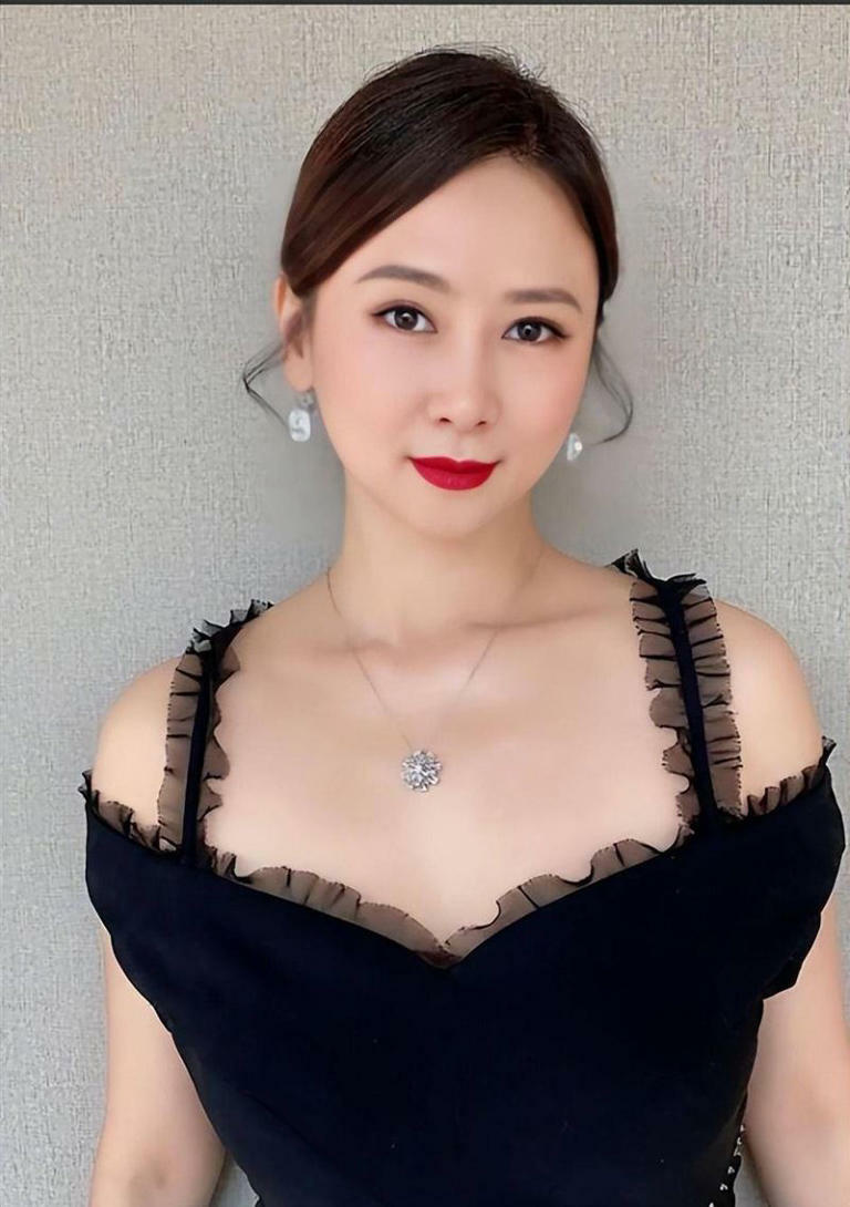 長壽綜藝節目《歡樂今宵》元老級主持杜平離世,乾妹翁虹飛到澳洲參加追思會送別。(圖/翻攝自微博) 長壽綜藝節目《歡樂今宵》元老級主持杜平離世,乾妹翁虹飛到澳洲參加追思會送別。(圖/翻攝自微博)