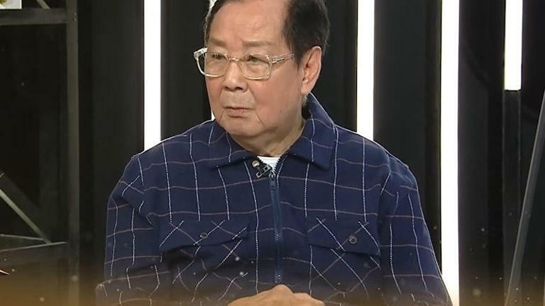 杜平曾是粵語片當紅小生,後來成為長壽綜藝節目《歡樂今宵》的元老主持人,其後長期擔任香港大型晚會司儀。(圖/翻攝自微博) 杜平曾是粵語片當紅小生,後來成為長壽綜藝節目《歡樂今宵》的元老主持人,其後長期擔任香港大型晚會司儀。(圖/翻攝自微博)