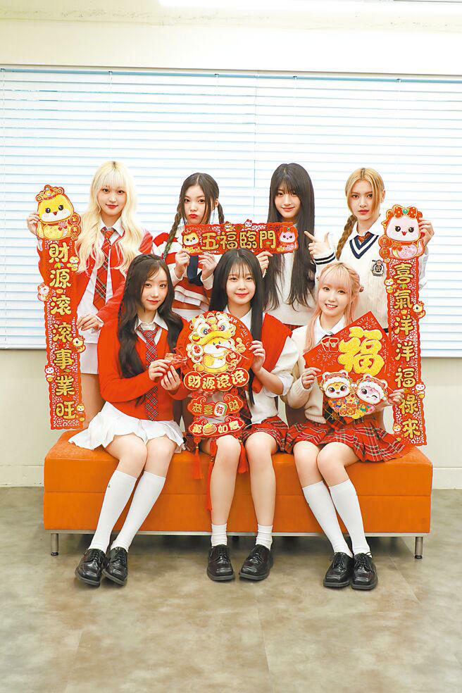 SAY MY NAME開心拿著春聯拜年,前排左起MEI、導熙、HITOMI,後排左起SOHA、升注、俊輝、KANNY。(孫伊萱攝) SAY MY NAME開心拿著春聯拜年,前排左起MEI、導熙、HITOMI,後排左起SOHA、升注、俊輝、KANNY。(孫伊萱攝)
