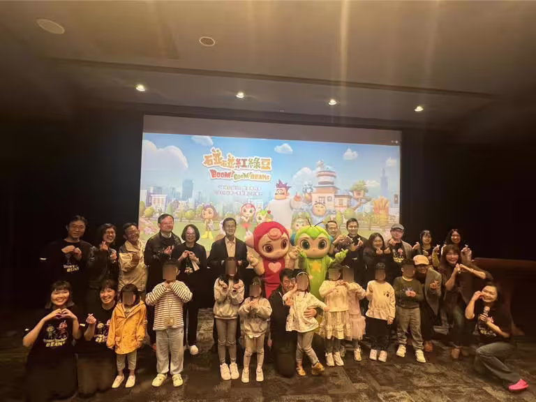 《碰碰紅綠豆》25日舉辦動畫首映會,首度公開全新2D漫畫跨足3D動畫作品,經典角色紅豆妮、綠豆兵與小朋友互動跳舞。(張珈瑄攝) 《碰碰紅綠豆》25日舉辦動畫首映會,首度公開全新2D漫畫跨足3D動畫作品,經典角色紅豆妮、綠豆兵與小朋友互動跳舞。(張珈瑄攝)