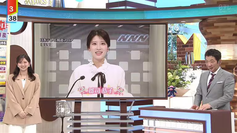 知名美女主播郡司恭子在新聞直播中驚喜宣布結婚。(圖/翻攝自 X) 知名美女主播郡司恭子在新聞直播中驚喜宣布結婚。(圖/翻攝自 X)