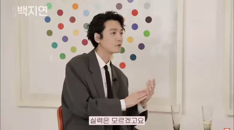 ▲鄭敬淏上《現在白智娟》節目時,左手無名指上有戒指。(圖/翻攝自《現在白智娟》YouTube) ▲鄭敬淏上《現在白智娟》節目時,左手無名指上有戒指。(圖/翻攝自《現在白智娟》YouTube)