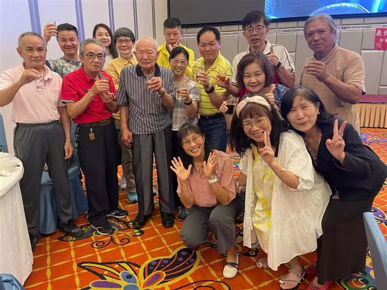 李棟山山莊第一代莊主朱萬鶴(左3)昨(10日)深夜病逝。(圖/山友陳維仁提供) 李棟山山莊第一代莊主朱萬鶴(左3)昨(10日)深夜病逝。(圖/山友陳維仁提供)