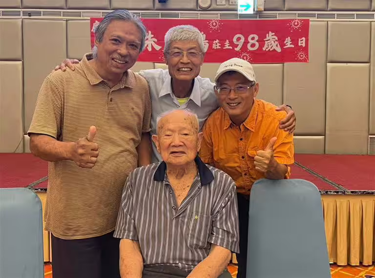 朱萬鶴(前)生前表示「不設靈堂,沒有拈香,簡單的處理」。(圖/山友陳維仁提供) 朱萬鶴(前)生前表示「不設靈堂,沒有拈香,簡單的處理」。(圖/山友陳維仁提供)