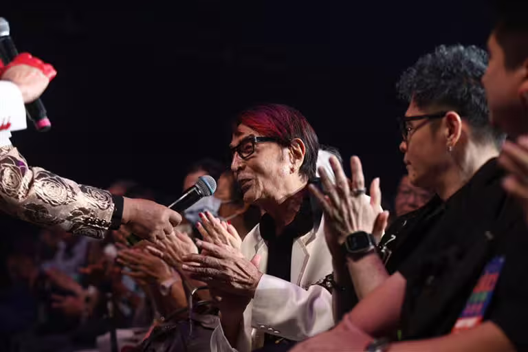 林沖在台下欣賞藍寶石大歌廳真愛秀演出。(圖/高雄流行音樂中心提供) 林沖在台下欣賞藍寶石大歌廳真愛秀演出。(圖/高雄流行音樂中心提供)