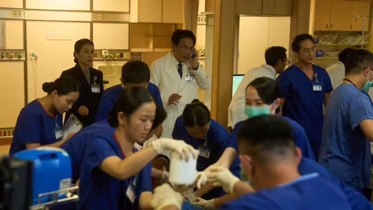 《院長爸爸》方文琳(左起)、戴立忍、高英軒還原八仙塵爆北慈急診室收治場面。(圖/大愛提供) 《院長爸爸》方文琳(左起)、戴立忍、高英軒還原八仙塵爆北慈急診室收治場面。(圖/大愛提供)
