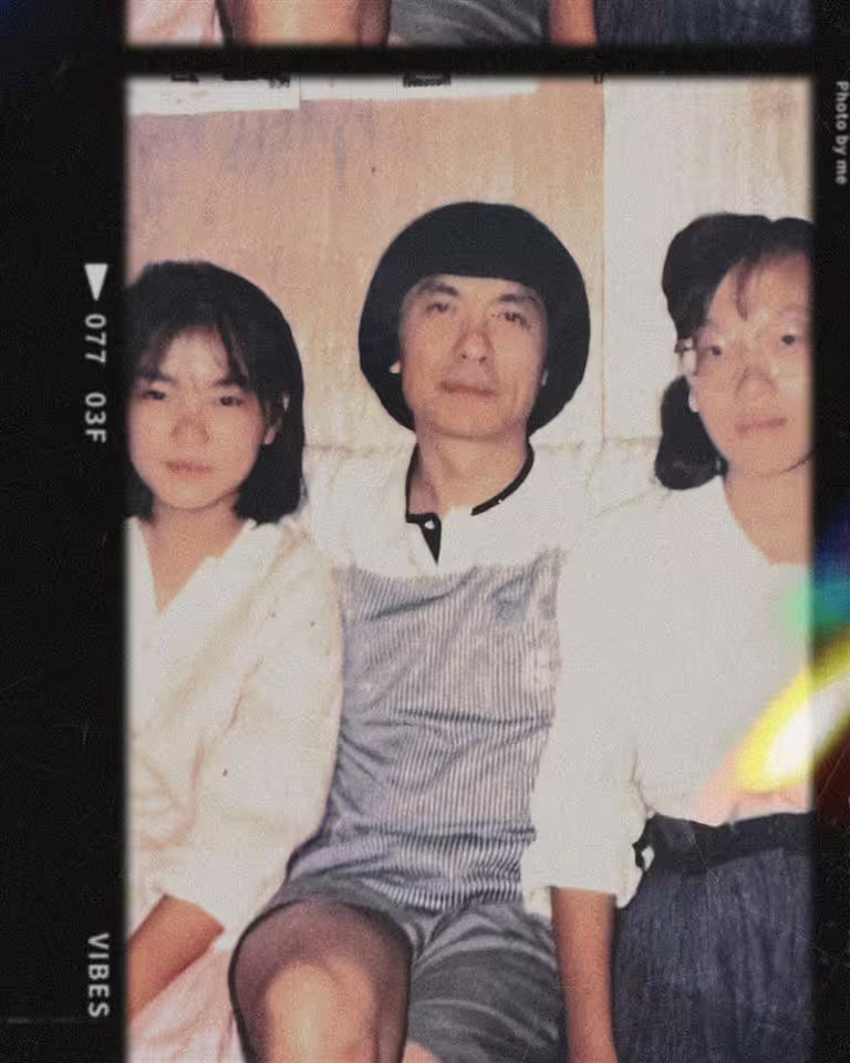 謝金燕分享童年時期與豬哥亮合照,並在對方忌日這天手抄經文。(圖/翻攝自謝金燕IG) 謝金燕分享童年時期與豬哥亮合照,並在對方忌日這天手抄經文。(圖/翻攝自謝金燕IG)
