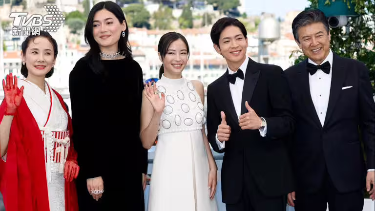 吉田羊(左起)、卡蜜拉愛子、廣瀨鈴、松下洸平以及三浦友和出席《群山淡景》坎城首映。(圖/達志影像美聯社) 吉田羊(左起)、卡蜜拉愛子、廣瀨鈴、松下洸平以及三浦友和出席《群山淡景》坎城首映。(圖/達志影像美聯社)