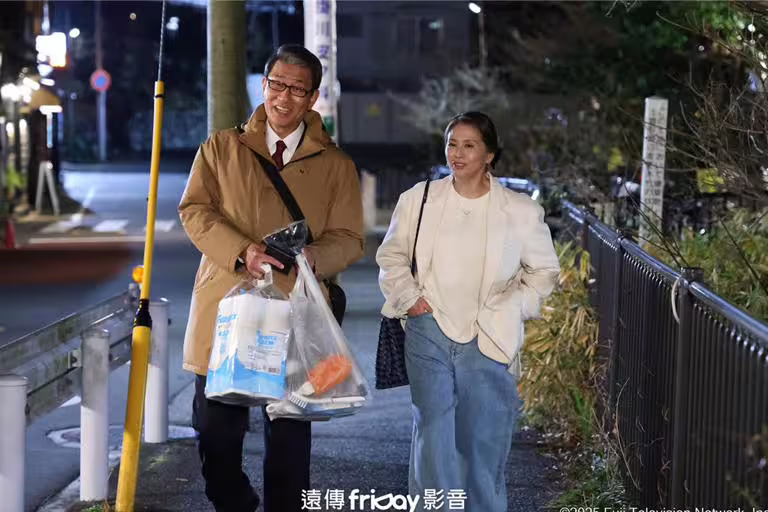 小泉今日子(右)與中井貴一暌違11年再攜手主演《再續.倒數第二次戀愛》。(friDay影音提供) 小泉今日子(右)與中井貴一暌違11年再攜手主演《再續.倒數第二次戀愛》。(friDay影音提供)