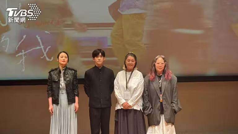 易烊千璽與蔣勤勤、監製、導演共同出席開幕式。(圖/羅子欣攝) 易烊千璽與蔣勤勤、監製、導演共同出席開幕式。(圖/羅子欣攝)