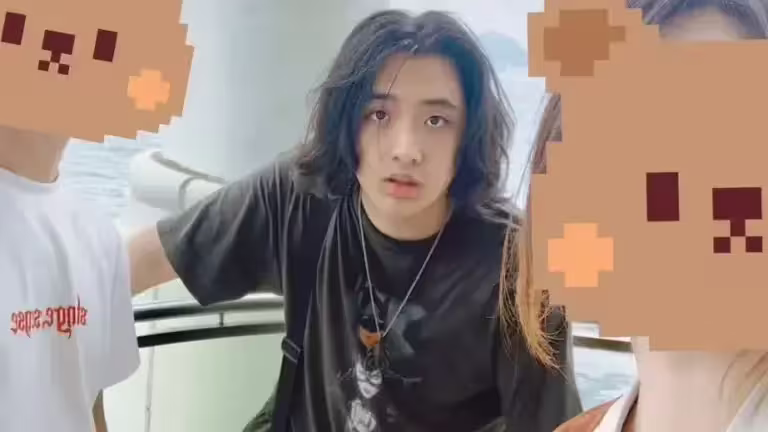 ▲吳鎮宇兒子吳費曼(如圖)長大了!16歲的他身高飆到182公分,長髮造型與幼年判若兩人,被封「吳鎮宇頭號黑粉」,古靈精怪又搞笑。(圖/吳費曼微博) ▲吳鎮宇兒子吳費曼(如圖)長大了!16歲的他身高飆到182公分,長髮造型與幼年判若兩人,被封「吳鎮宇頭號黑粉」,古靈精怪又搞笑。(圖/吳費曼微博)