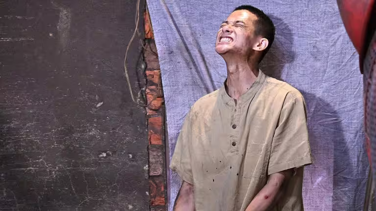 盧彥澤在狹小的打鐵舖中拍戲，鞋底因踩到煤渣燒出破洞。（圖／台視提供）