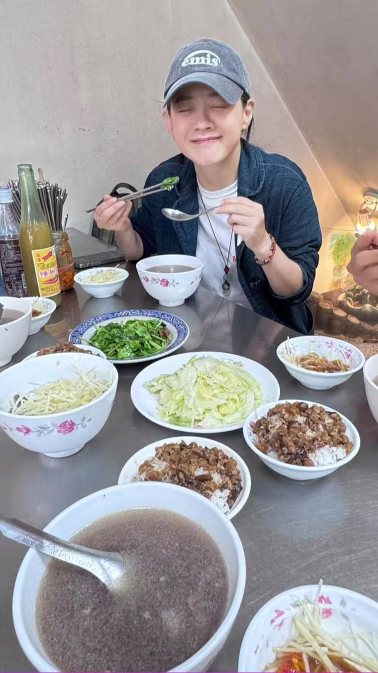 眼尖的網友從曾寶儀Po出的照片中找到店家線索。(圖/翻攝自曾寶儀 臉書) 眼尖的網友從曾寶儀Po出的照片中找到店家線索。(圖/翻攝自曾寶儀 臉書)