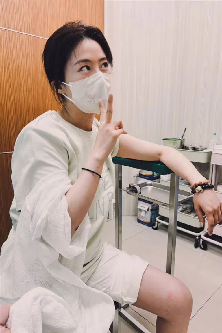 楊小黎腿被海鮮刺傷。(圖/翻攝自臉書) 楊小黎腿被海鮮刺傷。(圖/翻攝自臉書)