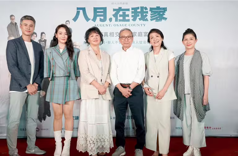 《八月,在我家》導演吳定謙與劇中飾演一家人的吳念真與王琄、姚坤君、顏嘉樂、張晴3姊妹合照。(綠光劇團提供,張大魯攝影) 《八月,在我家》導演吳定謙與劇中飾演一家人的吳念真與王琄、姚坤君、顏嘉樂、張晴3姊妹合照。(綠光劇團提供,張大魯攝影)