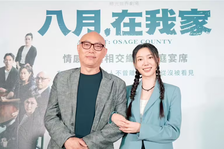 鄧安寧(左)與女兒鄧雨忱在舞台劇《八月,在我家》同台合作,10日一起出席記者會。(綠光劇團提供、張大魯攝影) 鄧安寧(左)與女兒鄧雨忱在舞台劇《八月,在我家》同台合作,10日一起出席記者會。(綠光劇團提供、張大魯攝影)