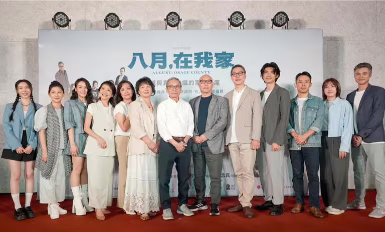 舞台劇《八月,在我家》演員鄧雨忱(左起)、顏嘉樂、張晴、姚坤君、張丹瑋、王琄、吳念真、鄧安寧、王芝方、梁正群、黃士勛、Miyaw Sika洪淳晨、導演吳定謙,10日出席記者會。(綠光劇團提供、張大魯攝影) 舞台劇《八月,在我家》演員鄧雨忱(左起)、顏嘉樂、張晴、姚坤君、張丹瑋、王琄、吳念真、鄧安寧、王芝方、梁正群、黃士勛、Miyaw Sika洪淳晨、導演吳定謙,10日出席記者會。(綠光劇團提供、張大魯攝影)