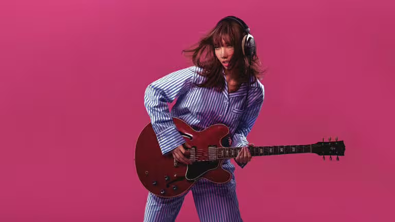 Karencici在16歲獨自來台闖蕩音樂圈。(圖/華納音樂、Boots n’ Cats Records提供) Karencici在16歲獨自來台闖蕩音樂圈。(圖/華納音樂、Boots n’ Cats Records提供)