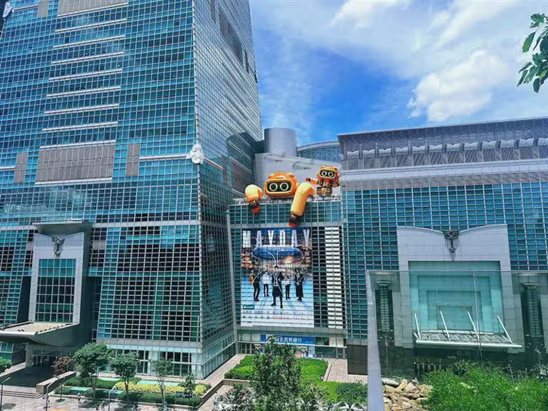 五月天喵星人現身台北101,成為粉絲最新打卡點。(圖/相信音樂提供) 五月天喵星人現身台北101,成為粉絲最新打卡點。(圖/相信音樂提供)