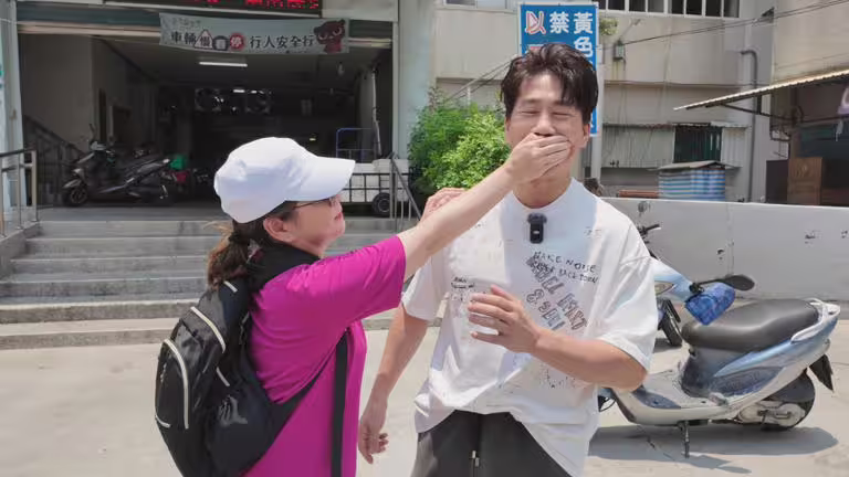 羅時豐(右)狂爆張秀卿的料,讓她氣得摀住對方的嘴。(圖/大牛比較攬提供) 羅時豐(右)狂爆張秀卿的料,讓她氣得摀住對方的嘴。(圖/大牛比較攬提供)