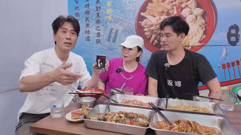 羅時豐(左)和張秀卿到台語歌手吳俊宏的店作客。(圖/大牛比較攬提供) 羅時豐(左)和張秀卿到台語歌手吳俊宏的店作客。(圖/大牛比較攬提供)