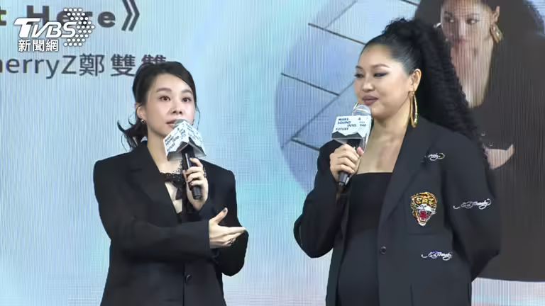 鄭宜農(左)鬆口談及大罷免。(圖/范宇宣攝) 鄭宜農(左)鬆口談及大罷免。(圖/范宇宣攝)
