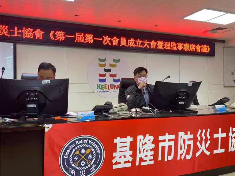 基隆市民間為強化民間自助救災能力，近日組成「基隆市防災士協會」，由27年資深義消許呈任擔任首屆理事長。（基隆市消防局提供／徐佑昇基隆傳真）