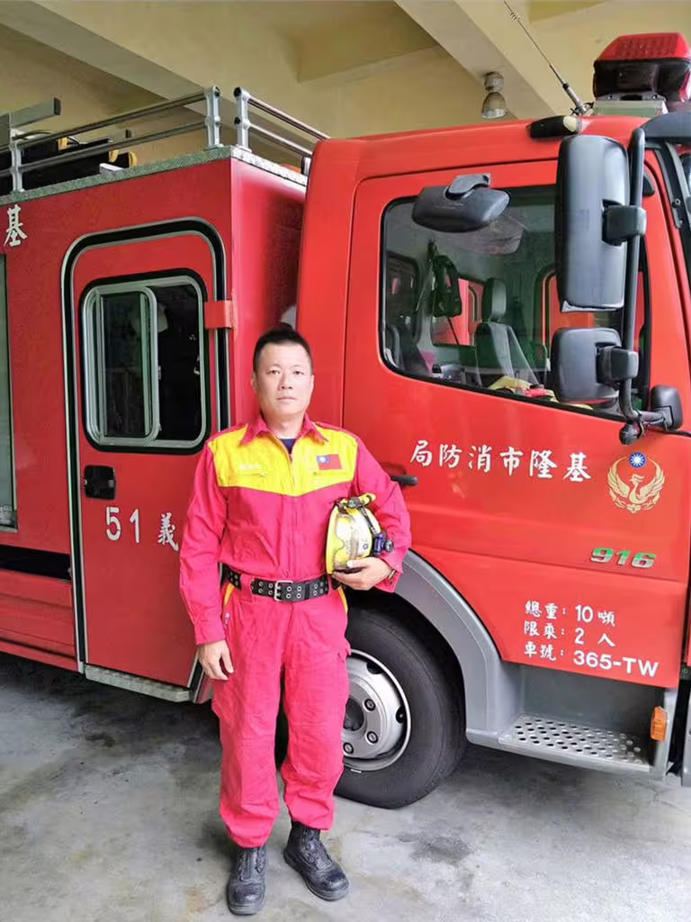 基隆市民間為強化民間自助救災能力，近日組成「基隆市防災士協會」，由27年資深義消許呈任擔任首屆理事長。（基隆市消防局提供／徐佑昇基隆傳真）