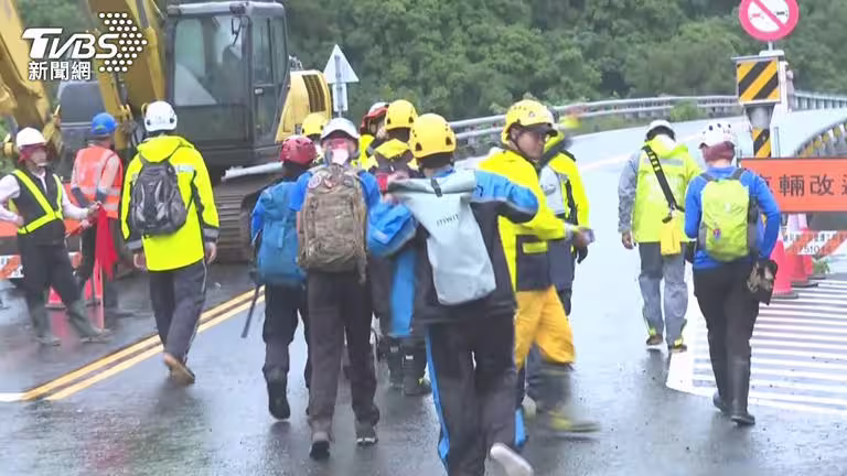50層樓高峽谷尋人, 150公尺深河床現殘骸, 嬰兒衣物曝光。(圖/TVBS) 50層樓高峽谷尋人, 150公尺深河床現殘骸, 嬰兒衣物曝光。(圖/TVBS)