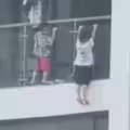 2童懸空「13樓陽台外吊單槓」　鄰居目睹嚇傻