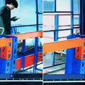 工作時邊滑手機！男子連人帶車墜落電梯井