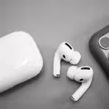 重量級新品連發！蘋果傳明年推「鏡頭版」AirPods　還有新摺疊機