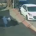 人行道突塌陷　老翁走一半急墜慘了