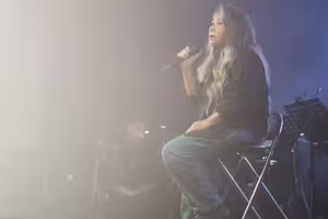 70歲國寶開唱！陳奕迅無預警登台 急討1物俏皮拋飛吻