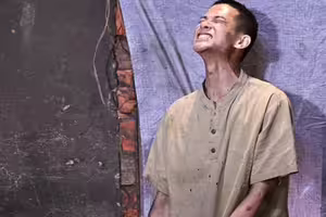 700度煤渣燙到鞋底破洞！八點檔男星難敵高溫 痛苦畫面流出