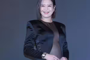 劉品言挺孕肚主持北影頒獎 黑色透紗禮服驚豔全場