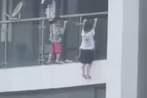 2童懸空「13樓陽台外吊單槓」　鄰居目睹嚇傻