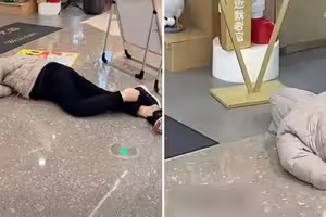 大媽為5萬元「每天趴店門口」　餐廳放立牌：請勿觸碰