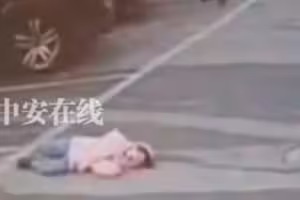 母親躲起來騙她！中國女童找不到人「崩潰暈倒身亡」