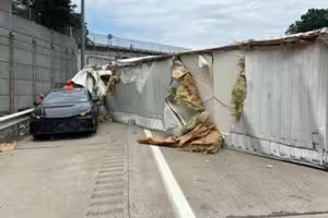 卡車撞上高架橋 再撞路邊轎車慘了 卡車撞上高架橋 再撞路邊轎車慘了
