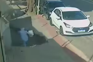 人行道突塌陷 老翁走一半急墜慘了 人行道突塌陷 老翁走一半急墜慘了
