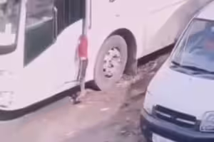 玩一半被車門夾住　沒人發現！被救出晚了