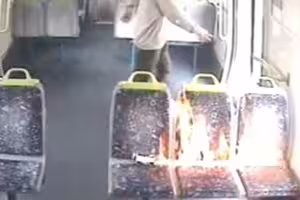 以為沒人知道!潑灑火車座椅 他一點火慘了 以為沒人知道!潑灑火車座椅 他一點火慘了