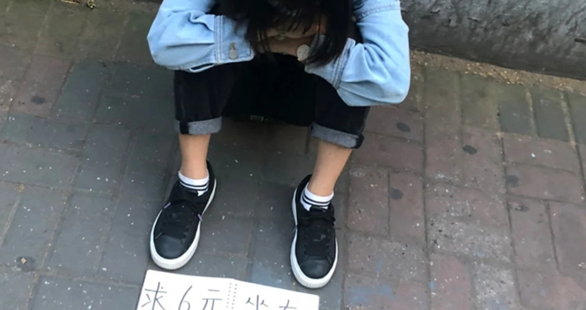 女孩寫本子坐地上「討錢搭公車」　好心人走近幫忙…起身聽見1句話深深嘆息