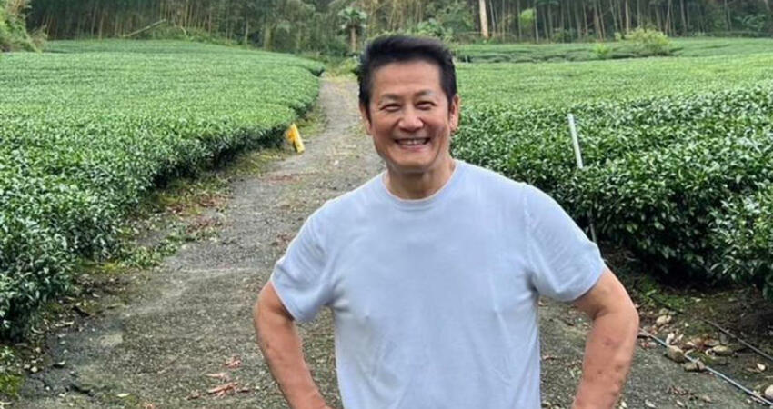 64歲徐乃麟遇襲「被水潑滿臉」狼狽畫面曝光 凶手犯案後壞笑逃跑