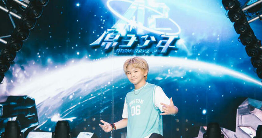 坤達16蹲找牛奶開外掛 《原子少年》對決世界冠軍嗨翻