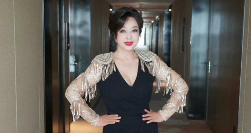 68歲劉曉慶驚爆「嫩男婚外情」 露骨音檔外流：彈藥留著晚上用