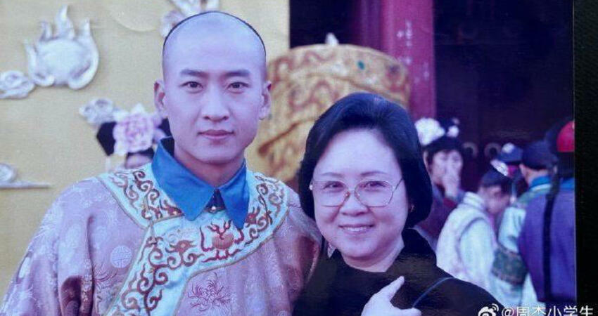 依舊不捨瓊瑤離開！「爾康」周杰不忍怒轟造謠者：別再消費她了